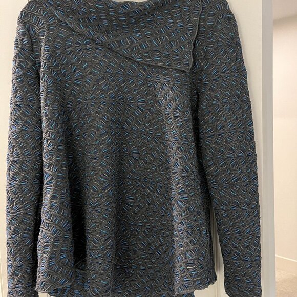 Sno Skins Grey and Blue symmetrical sweater. Medium - Picture 1 of 3
